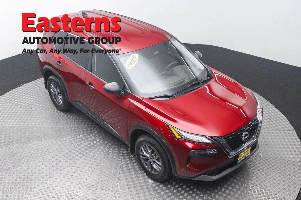 Used 2023 Red Nissan S image 3
