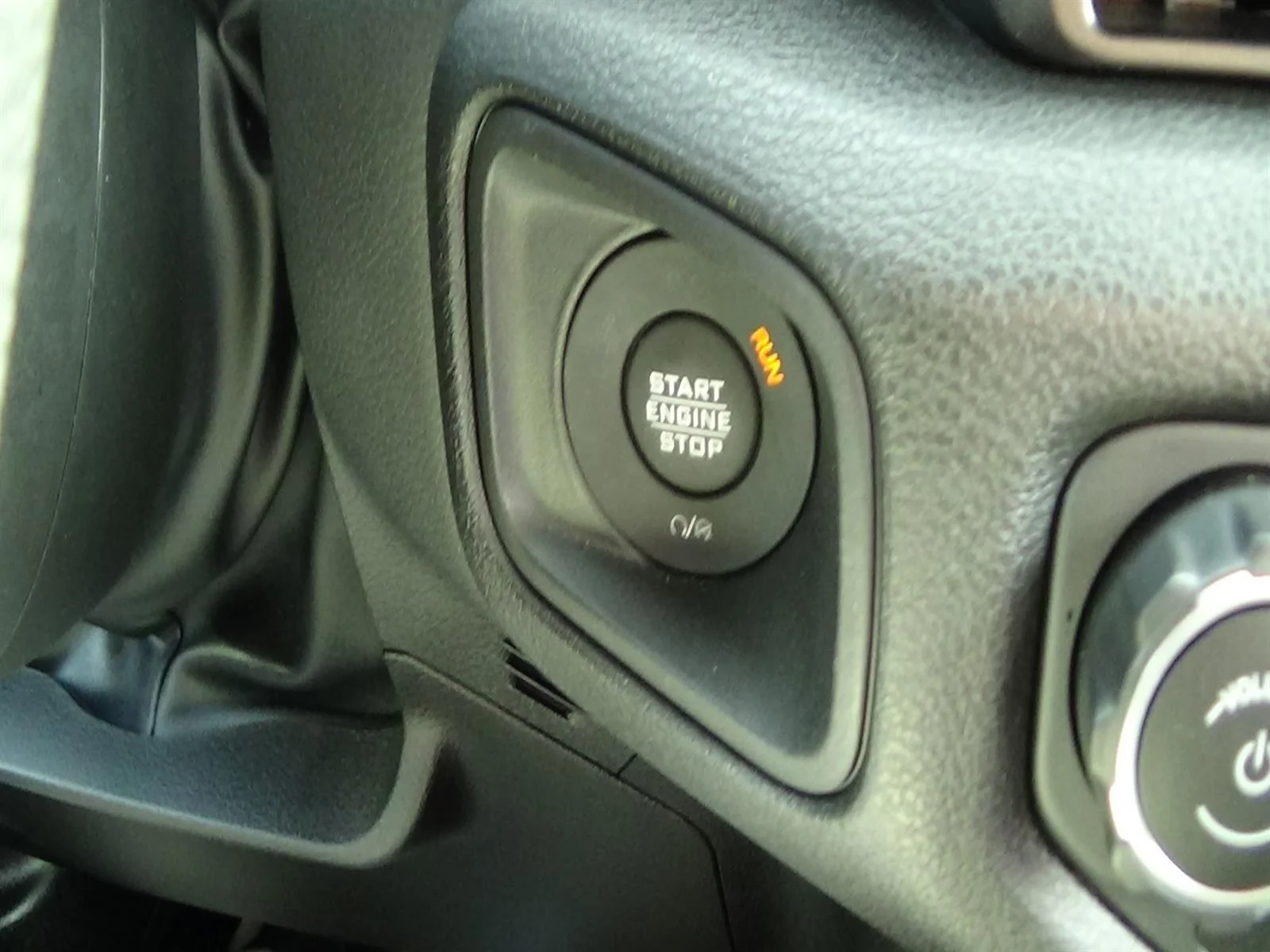 Certified Used 2025  Jeep Sport image 21