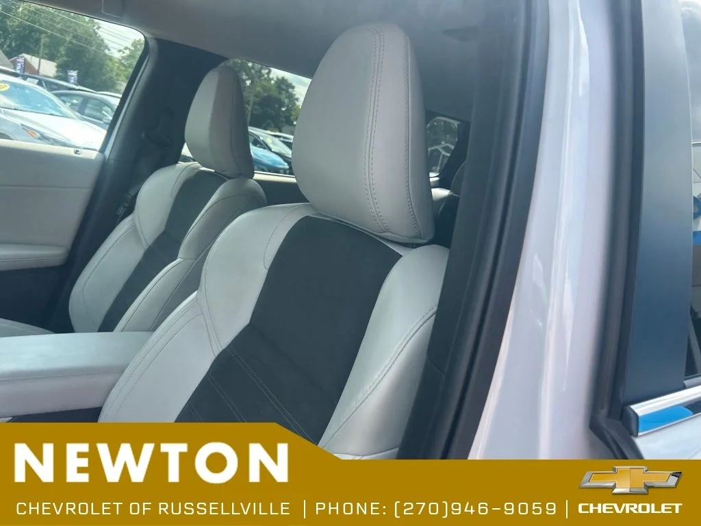 Used 2025  Mitsubishi SE image 5