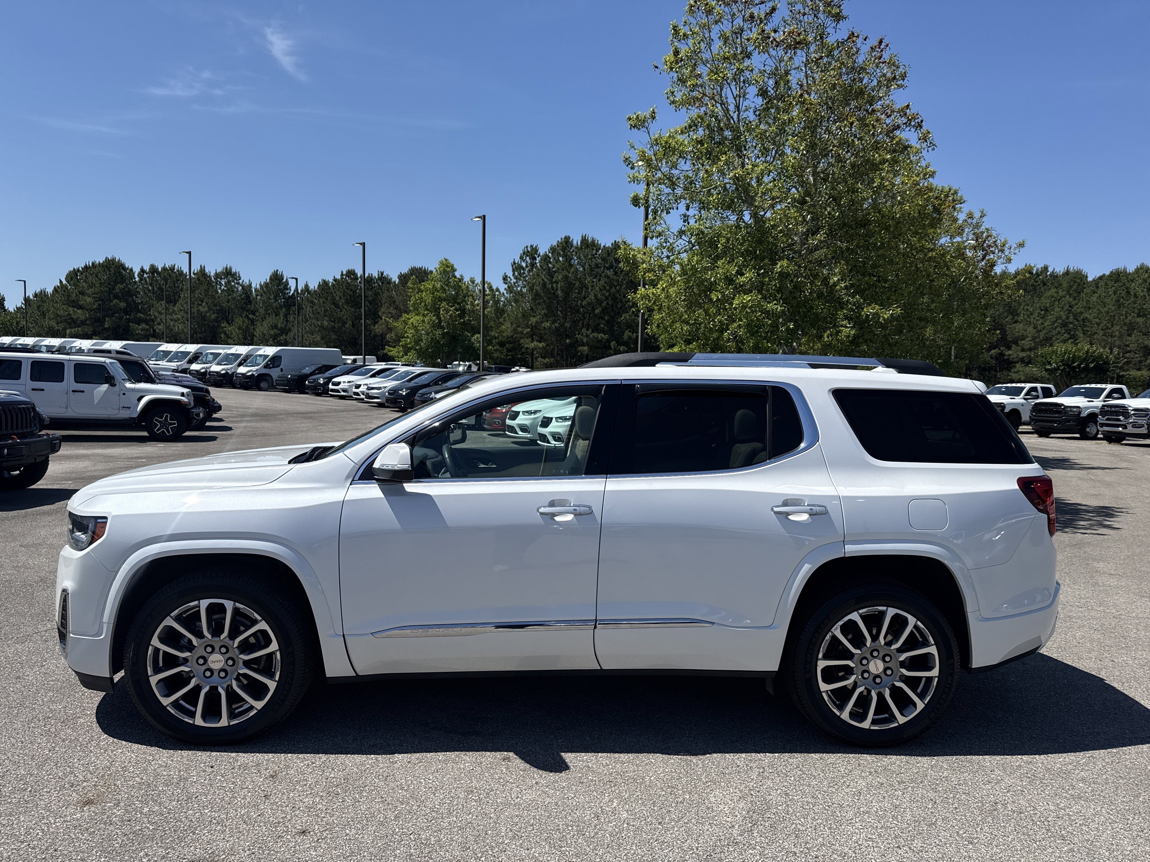 Used 2022 White Frost Tricoat GMC Denali image 4