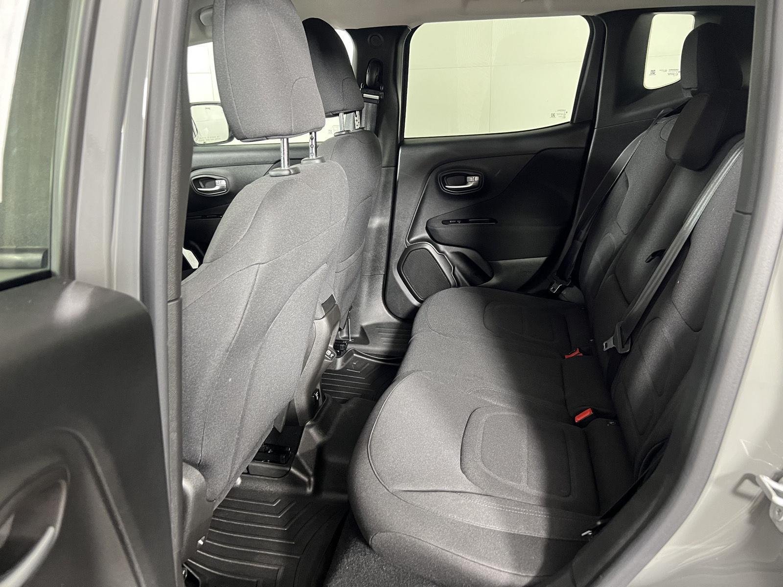 Used 2021  Jeep Latitude image 5