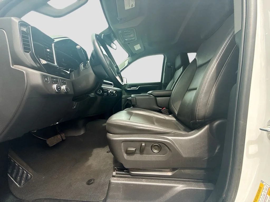 Used 2025 White GMC SLT image 23