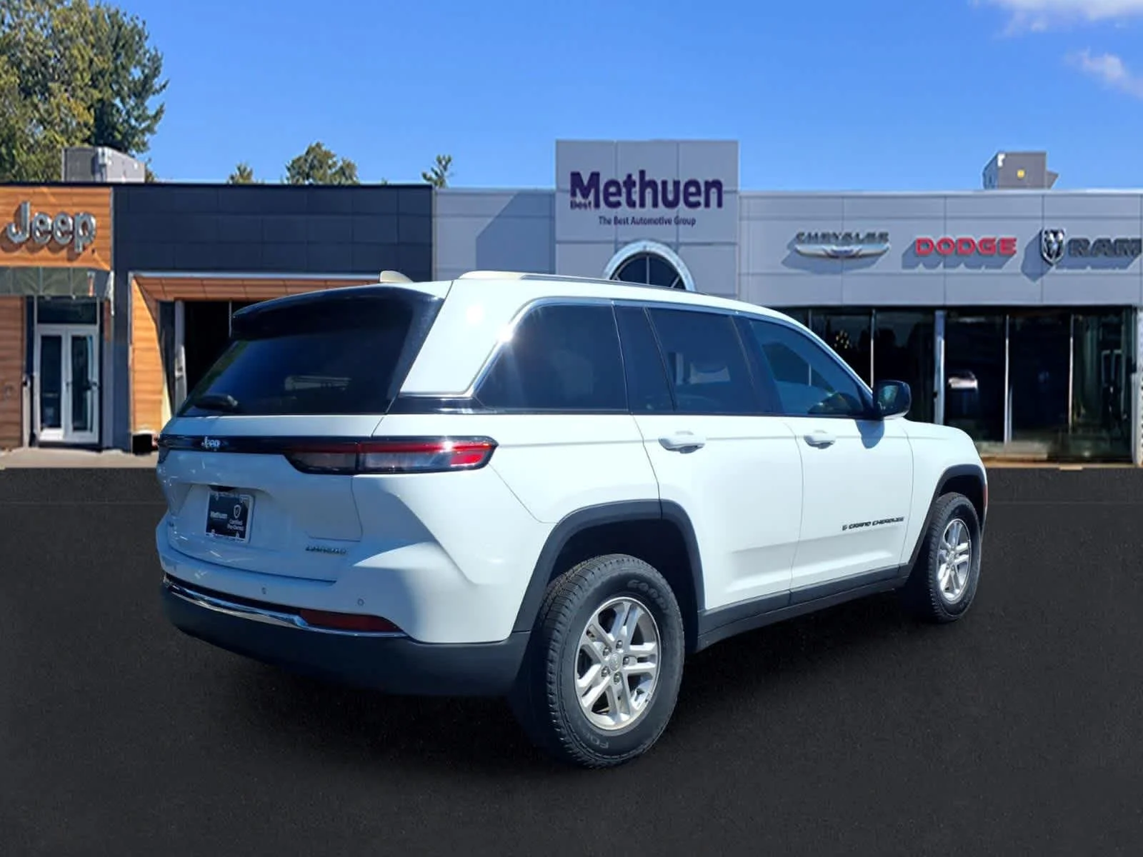 Used 2023 Bright White Clearcoat Jeep Laredo image 3