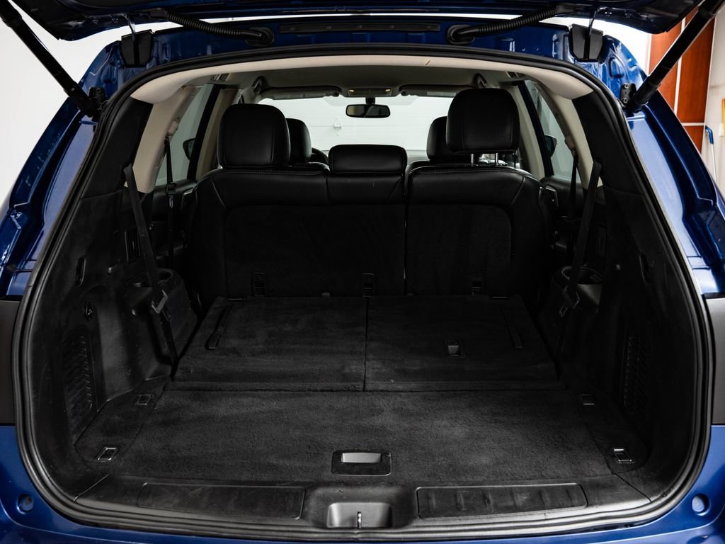 Used 2018 Caspian Blue Nissan SL image 21