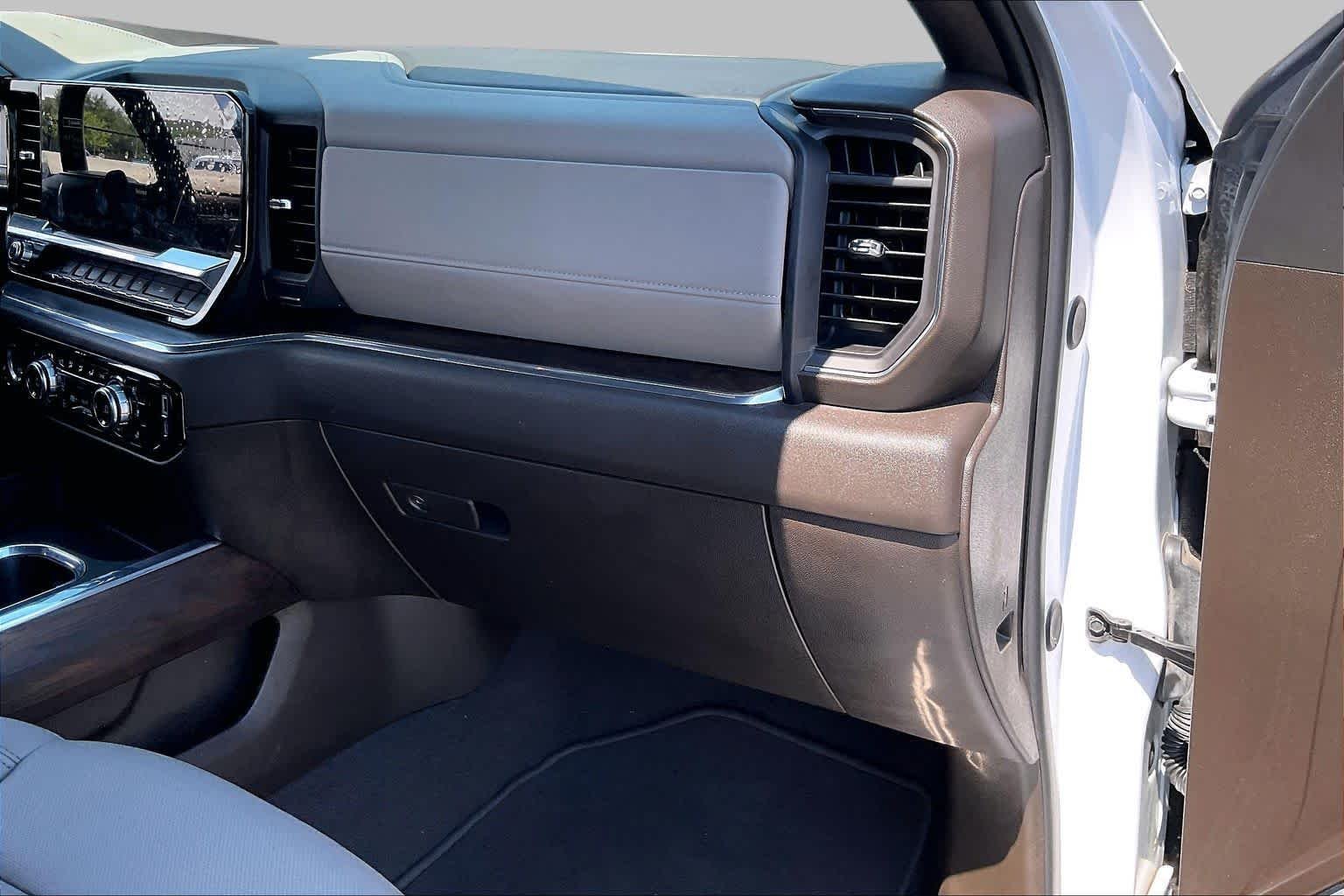 Used 2024 White Frost Tricoat GMC SLT image 18