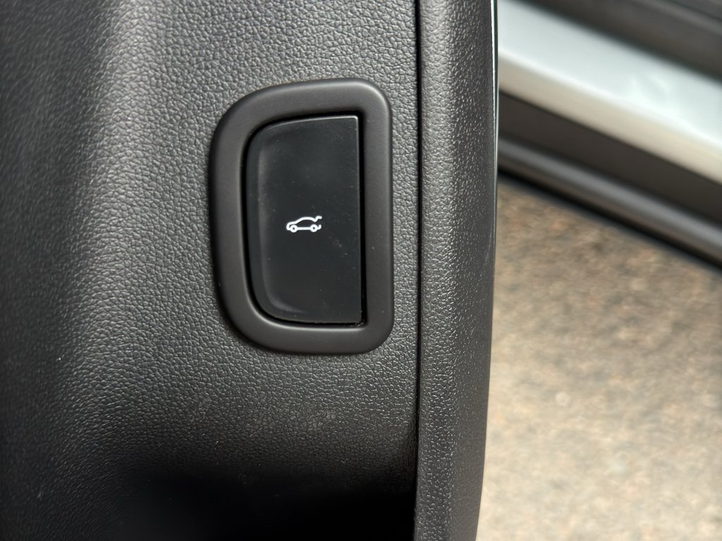 Used 2025 Sterling Metallic GMC AWD Elevation image 31