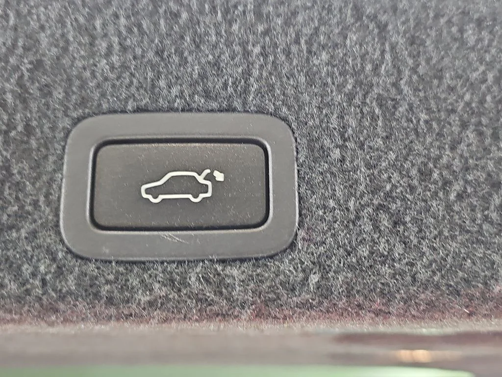 Used 2015 Silver Volvo T6 image 16