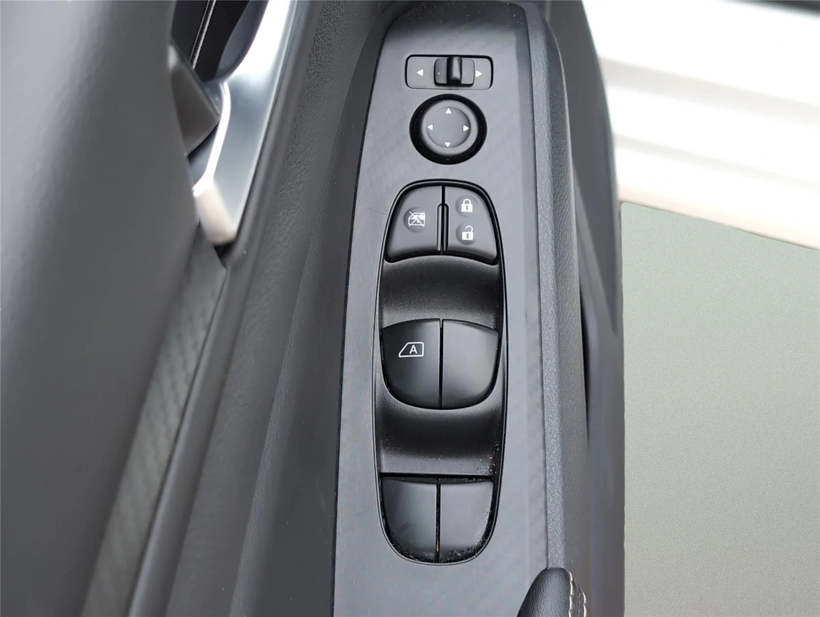 Used 2025 Glacier White Nissan SV image 17