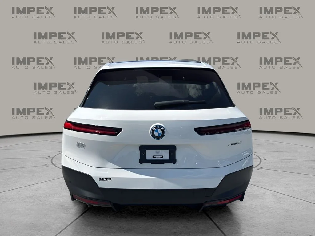 Used 2023 White BMW xDrive50 image 4