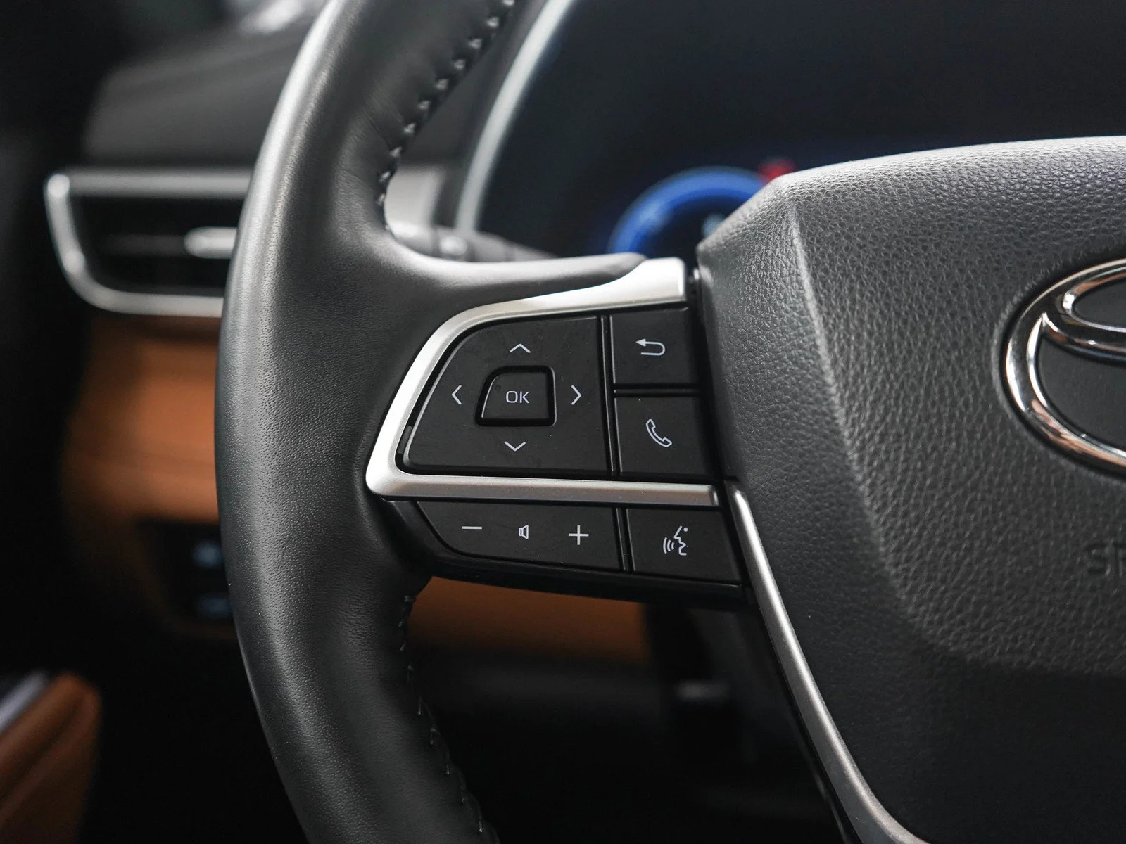 Used 2023  Toyota Hybrid Platinum image 26