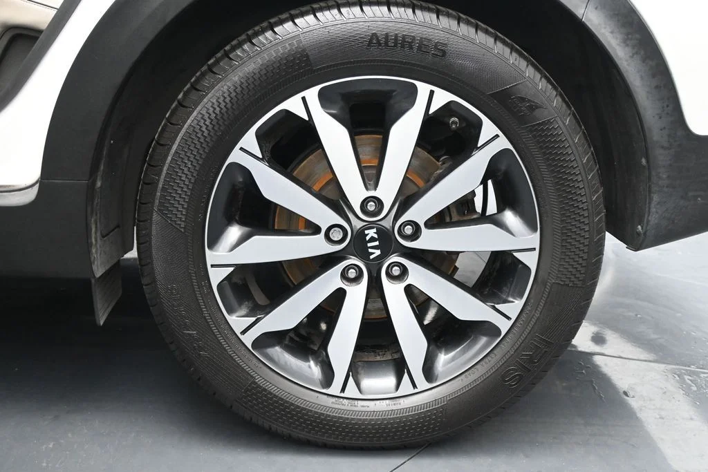 Used 2018 White Kia EX image 24