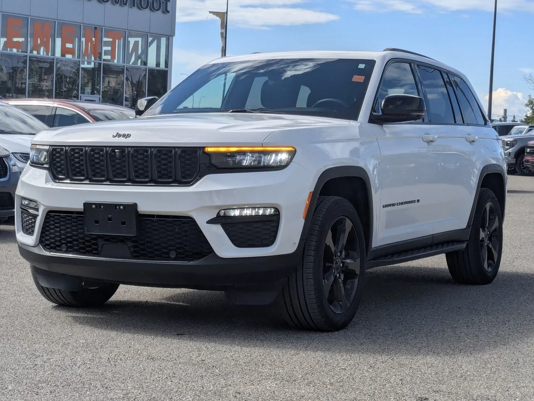 Certified Used 2024 White Jeep Limited - - 4x4 - Luxury Tech II - Black Appearance - Command View Sunroof & More! image 4