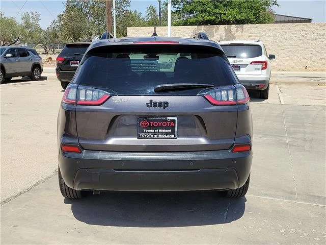 Used 2021 Granite Crystal Metallic Clearcoat Jeep Latitude Plus Front-wheel Drive image 4