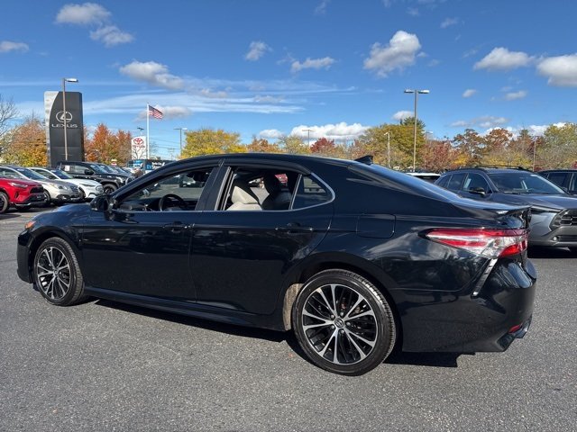 2019 Toyota Camry SE photo 4