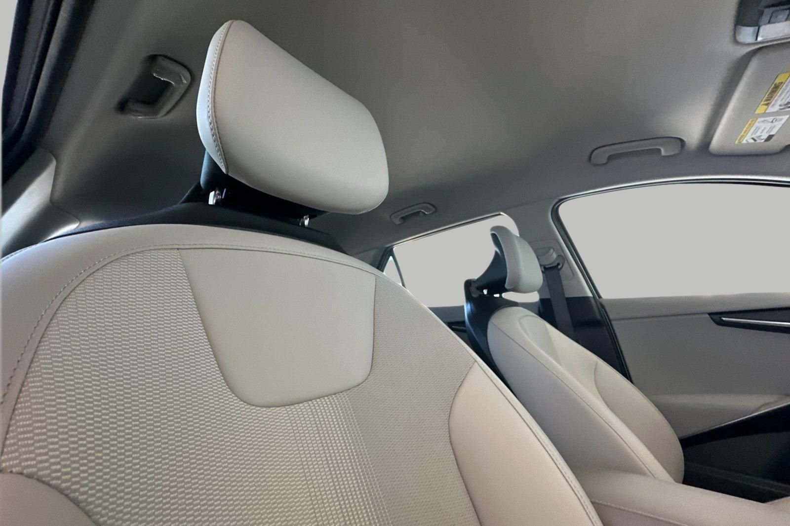 Used 2023 White Kia Wind image 18