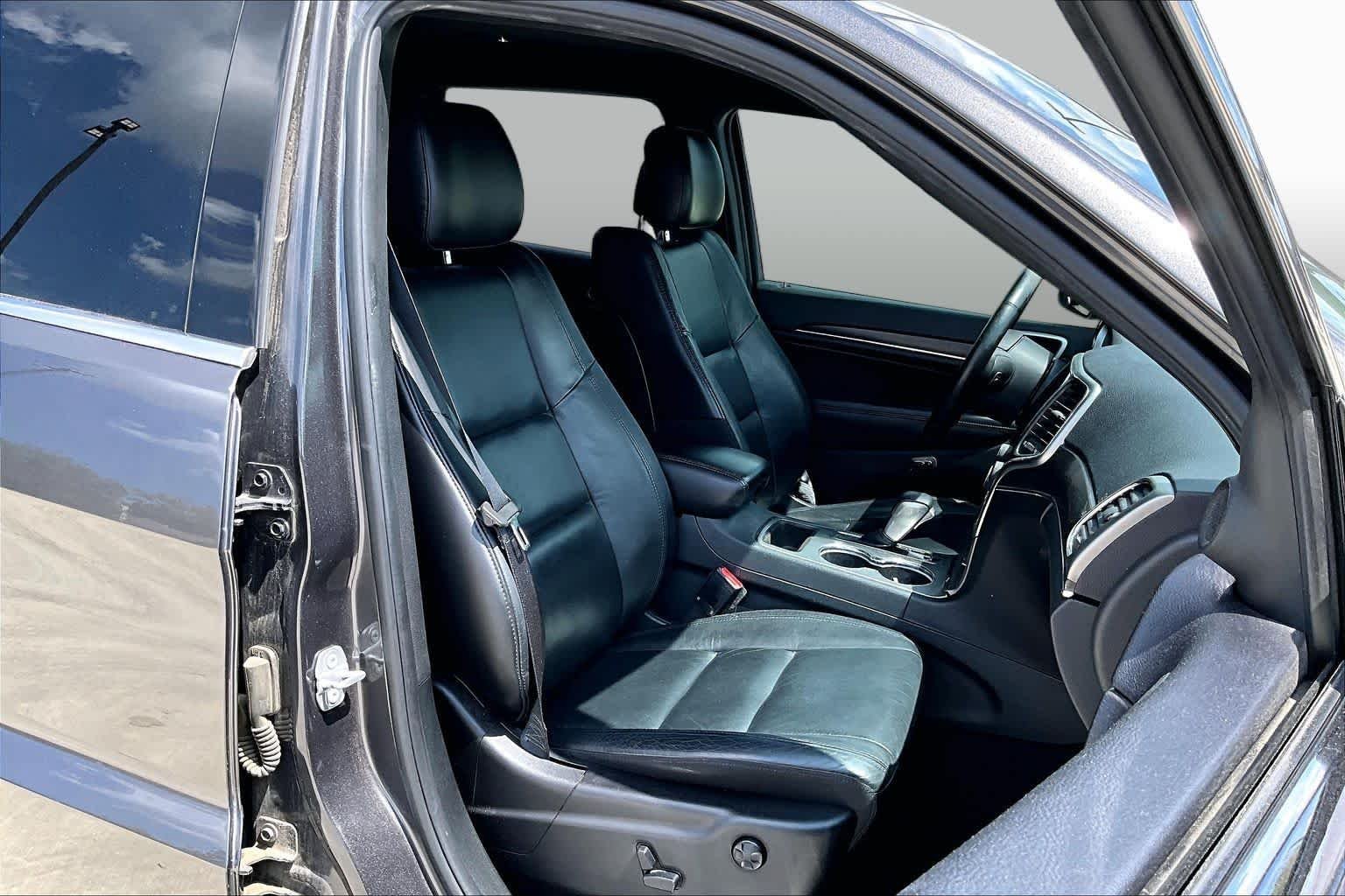 Used 2018 Granite Crystal Metallic Clearcoat Jeep Limited image 8