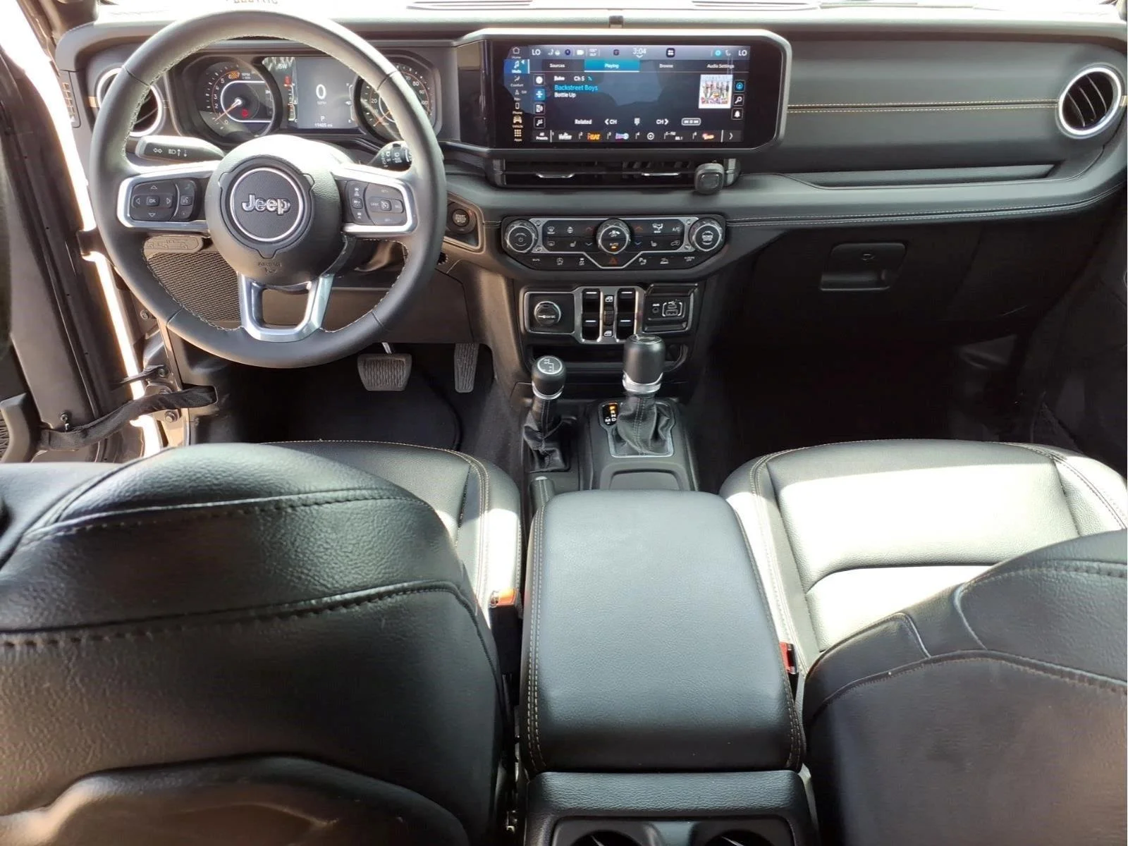 Used 2025 Granite Crystal Metallic Clearcoat Jeep Sahara image 13