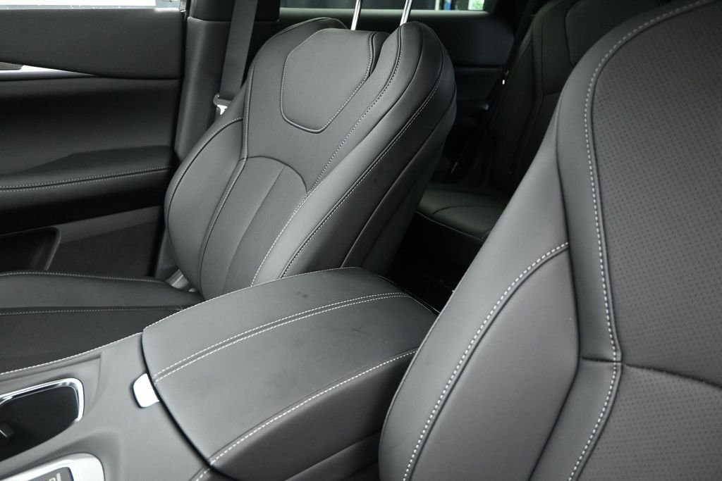 New 2027 2T RAD WHT INFINITI Sport AWD image 14