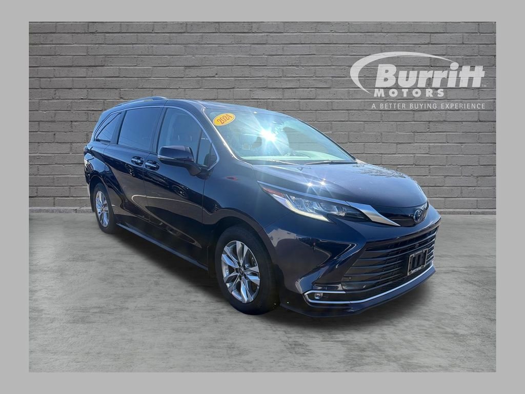 2024 Toyota Sienna LE