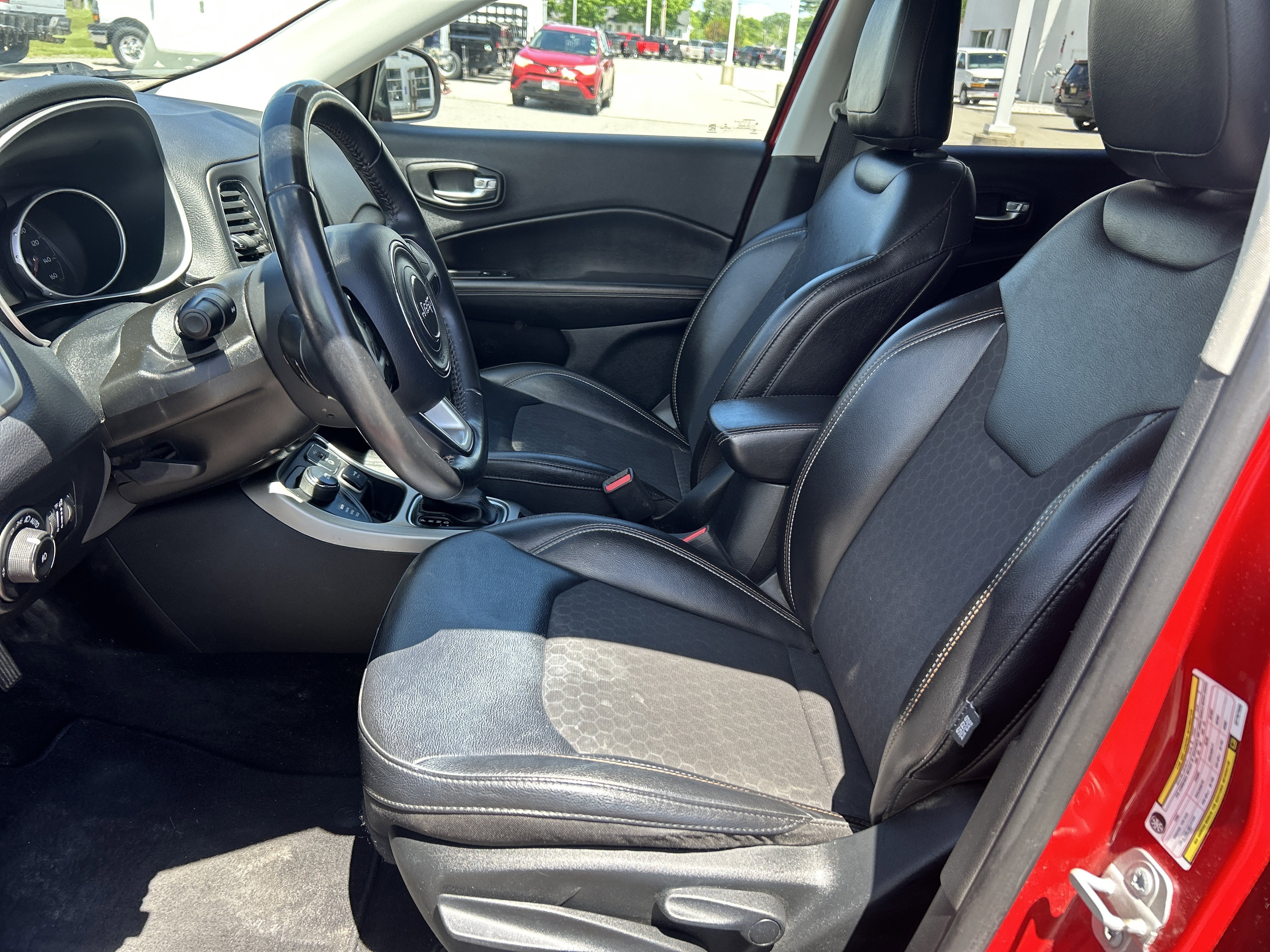 Used 2019 Redline Pearlcoat Jeep Latitude image 9