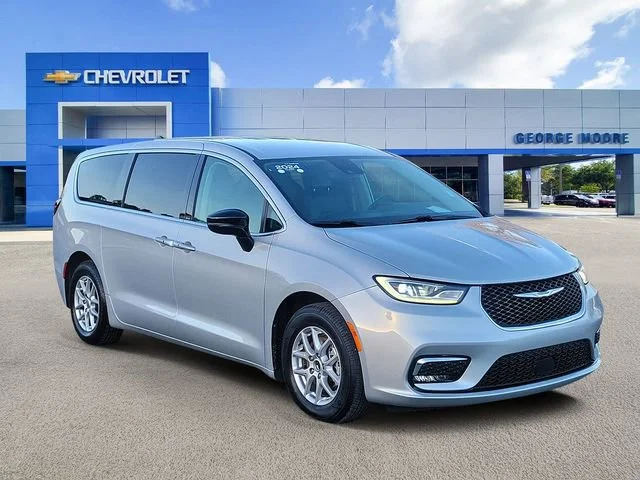 2024 Chrysler Pacifica Touring L's photo
