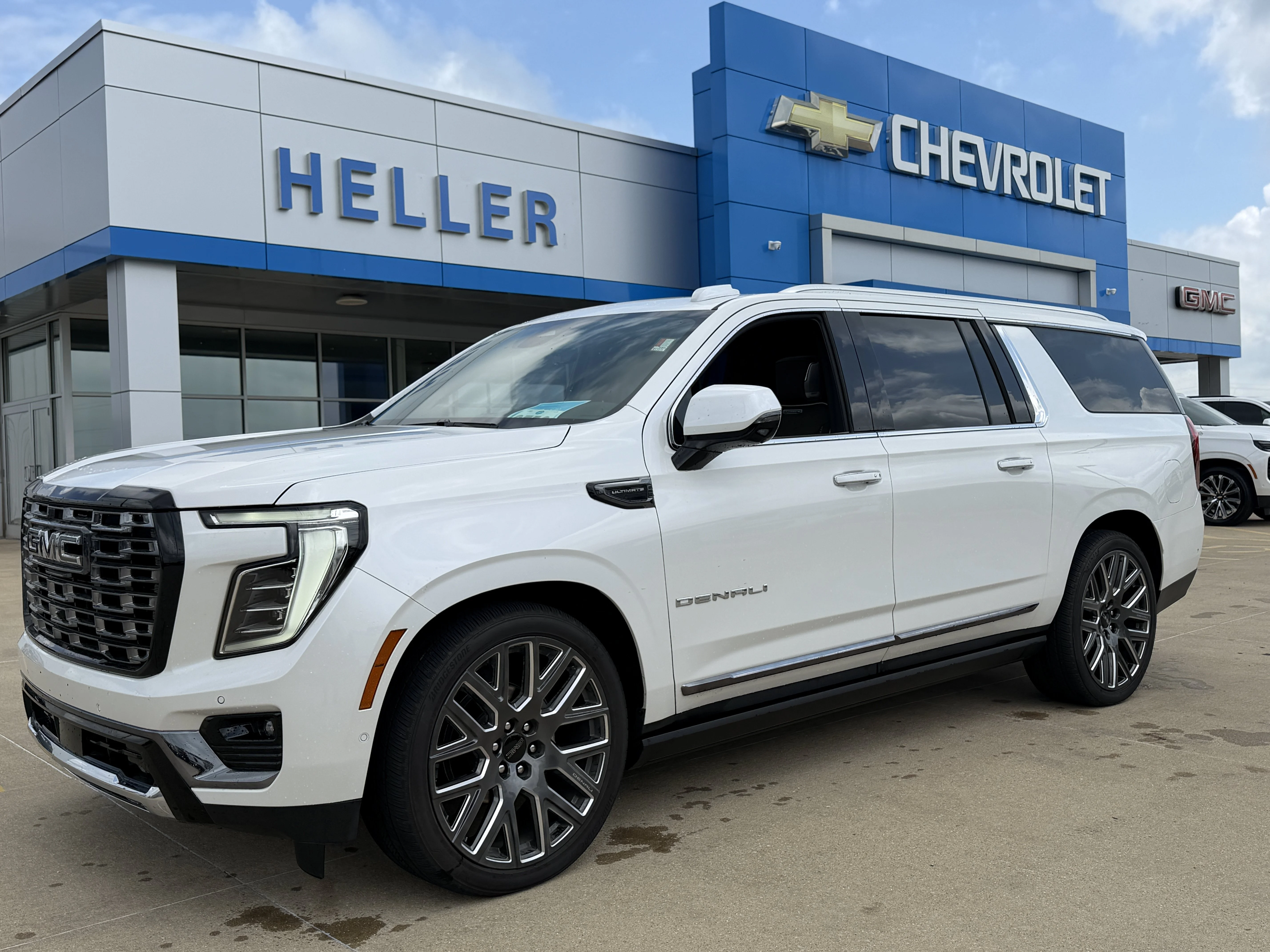 Used 2025 White Frost Tricoat GMC Denali Ultimate image 3