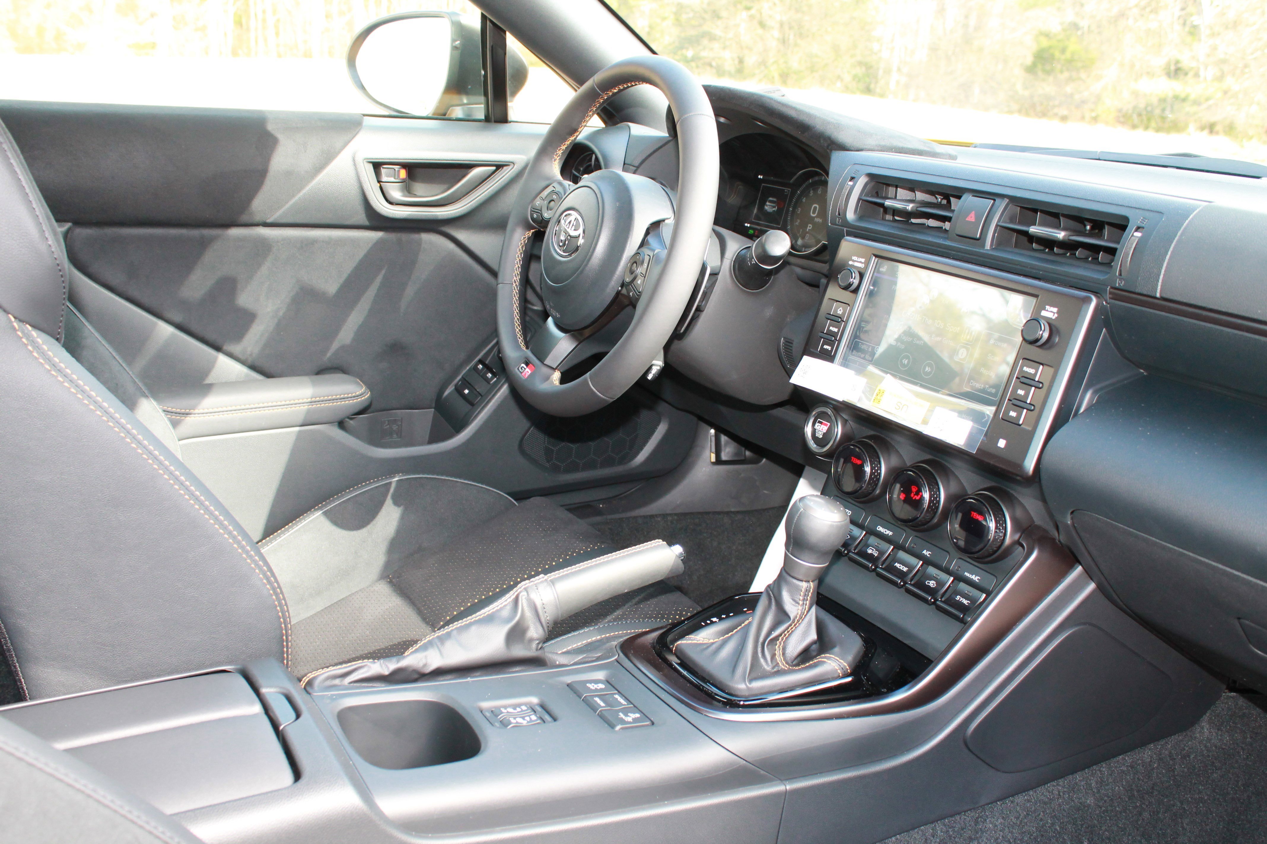 2026 Toyota GR86 Yuzu Edition - Photo 18