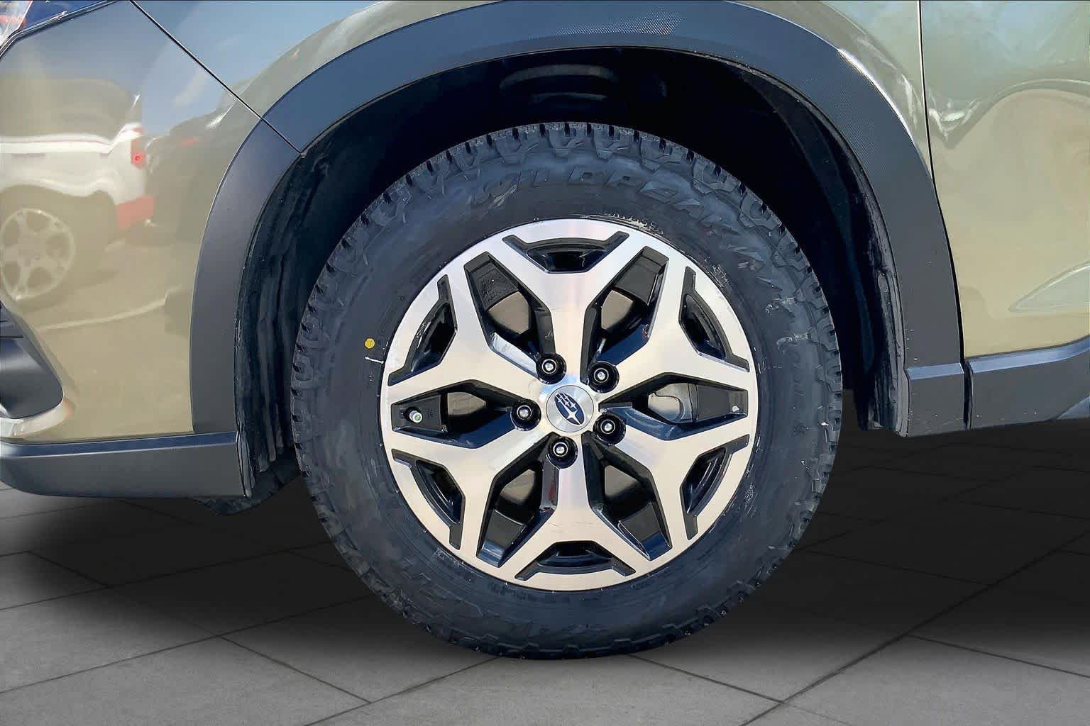 Used 2023 Autumn Green Metallic Subaru Premium image 9