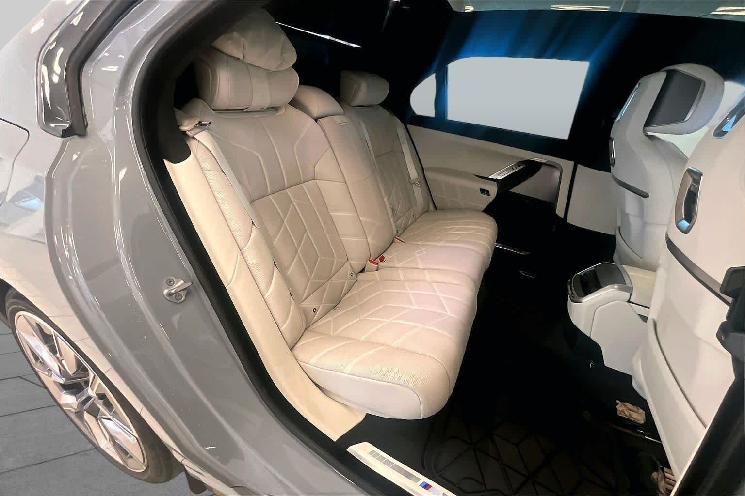 Used 2024 Brooklyn Grey Metallic BMW xDrive60 image 19