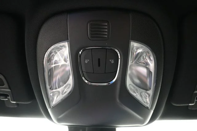 New 2026 Diamond Black Crystal Pearl-Coat Exterior Paint Jeep Latitude image 25