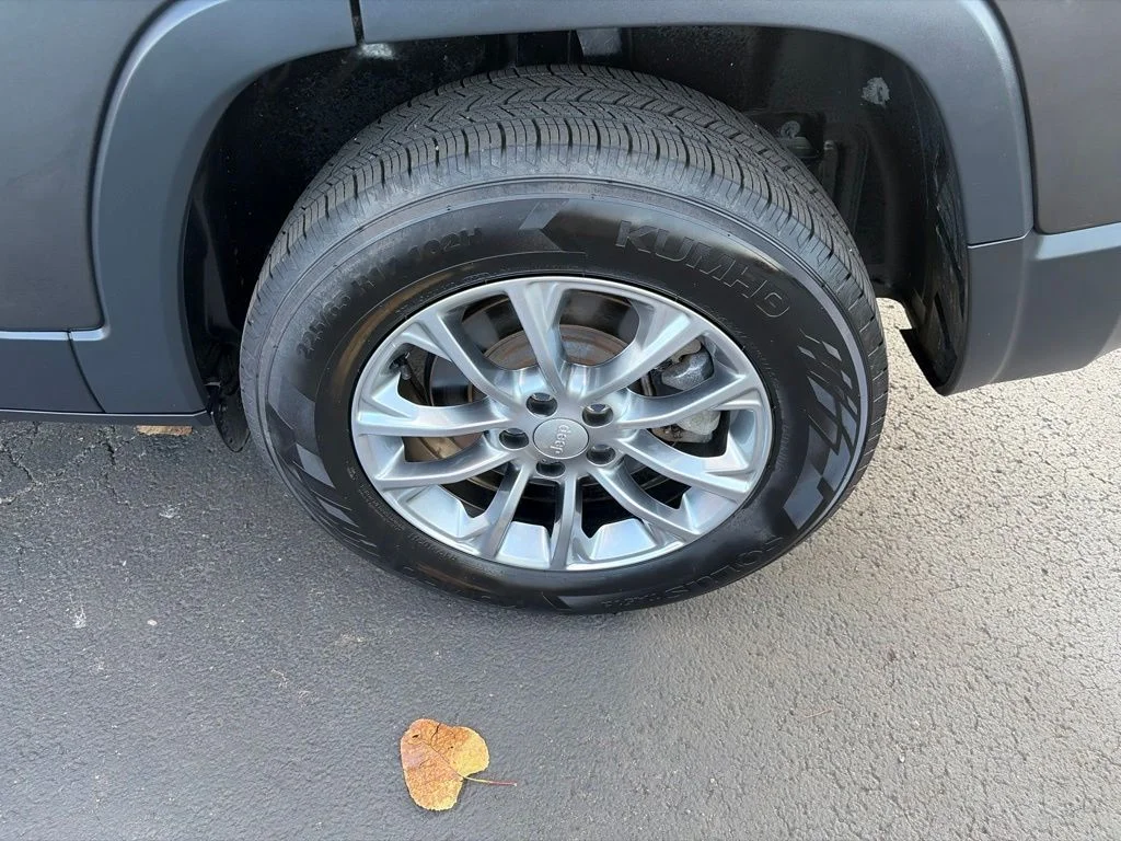 Certified Used 2022 Gray Jeep Latitude Lux image 12