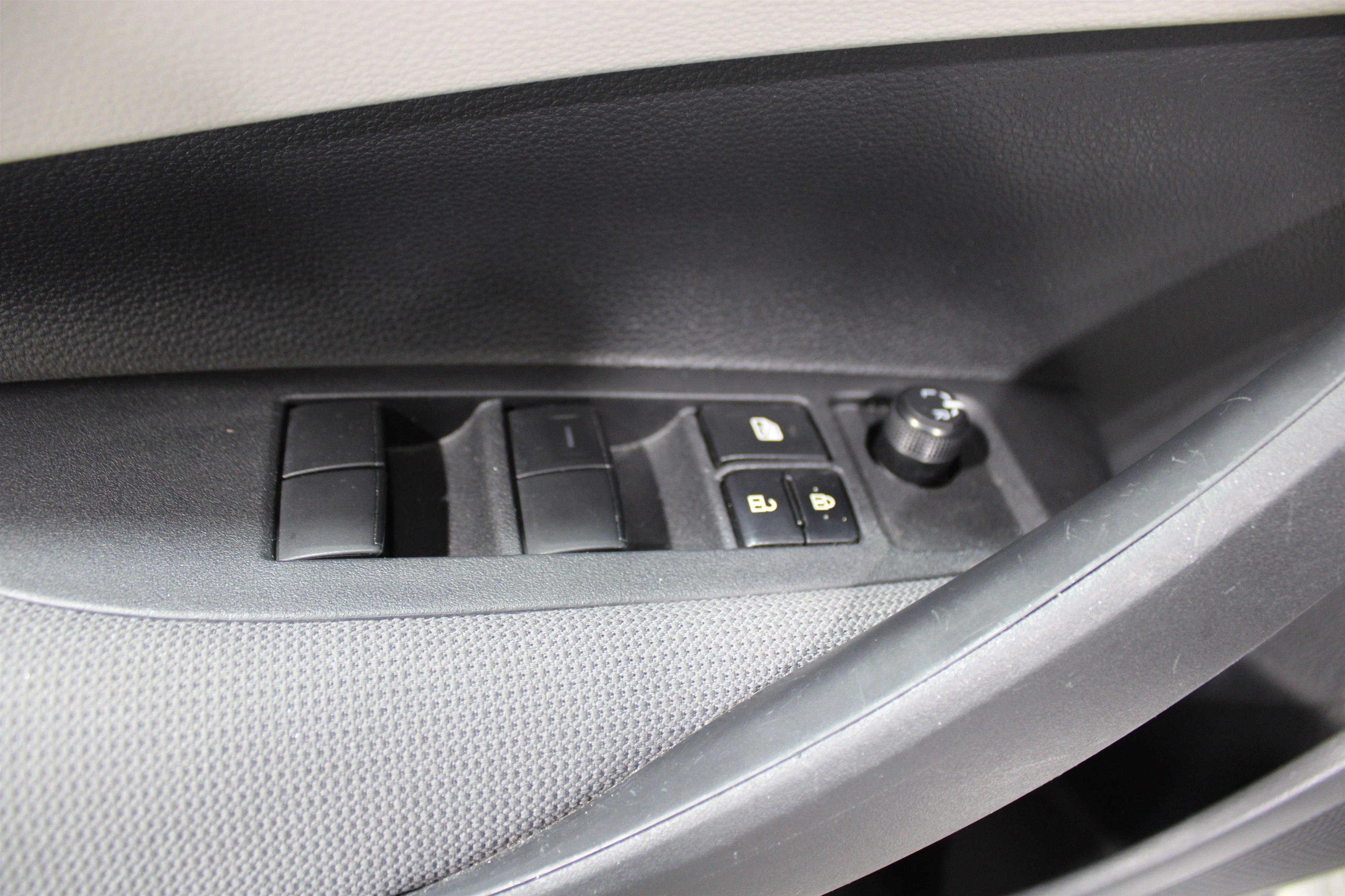 2025 Toyota Corolla LE - Photo 7