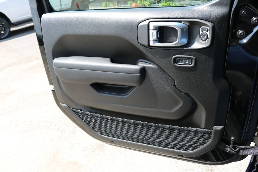 Used 2024  Jeep Sport image 10