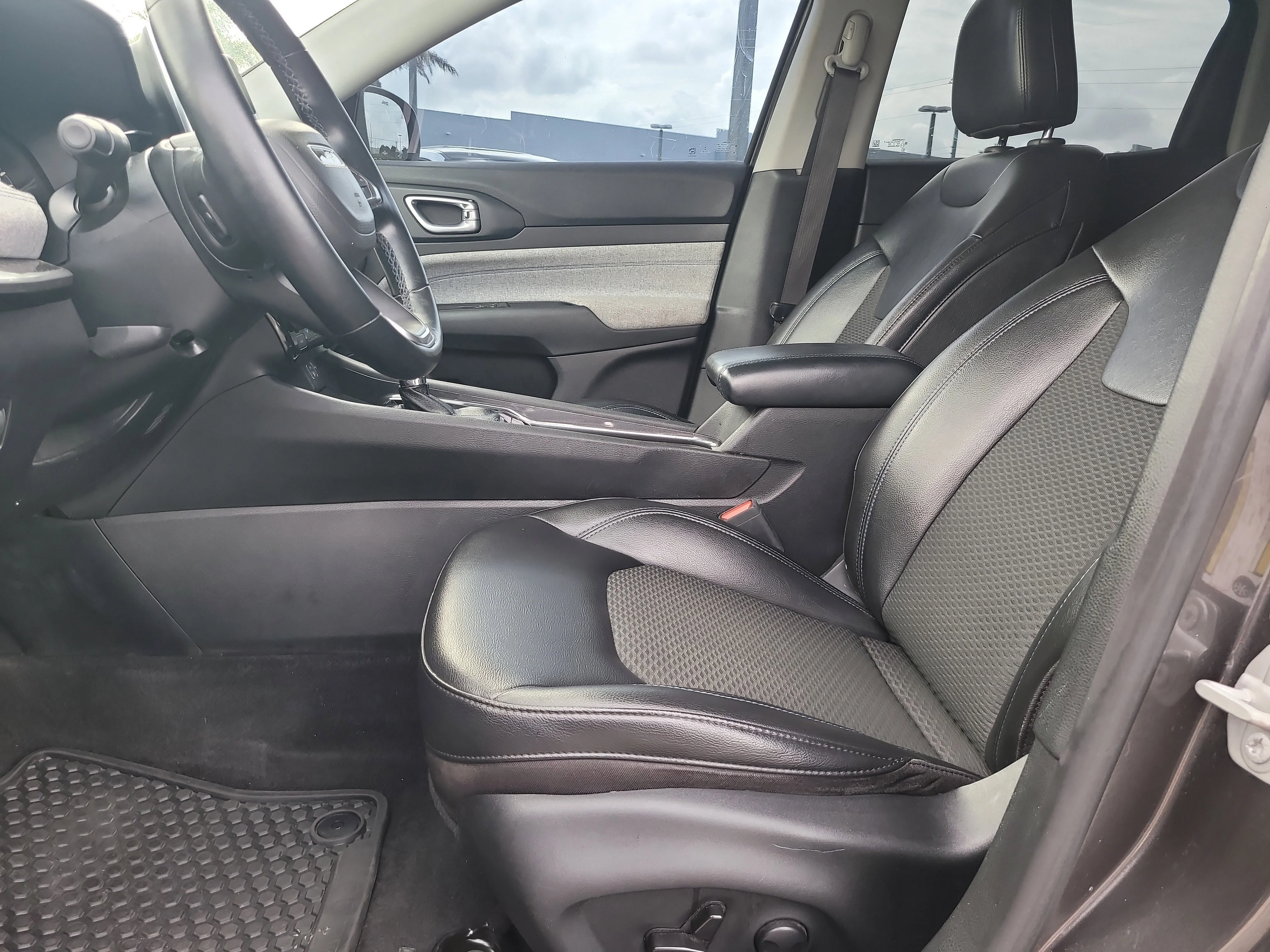 Used 2022 Granite Crystal Metallic Clearcoat Jeep Latitude image 17
