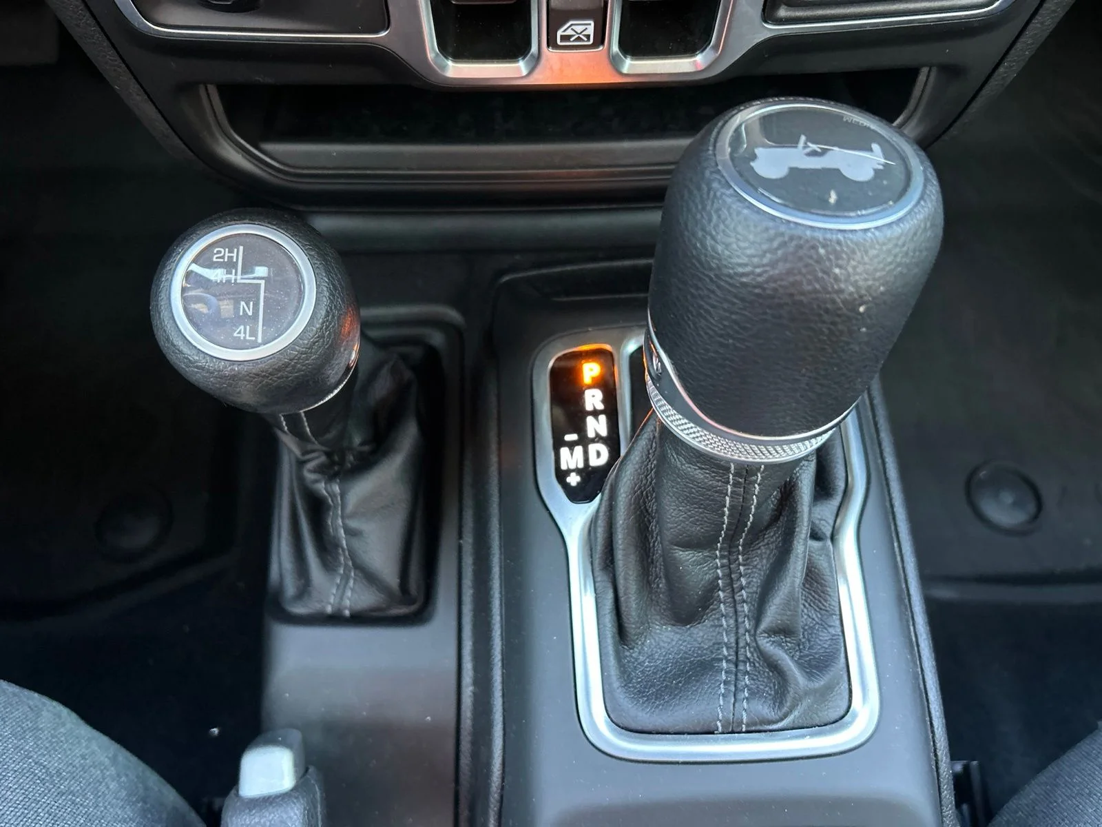 Used 2025 Blue Pearl Jeep Sahara image 17