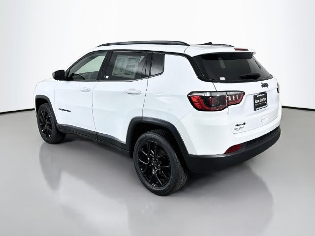 New 2026 Bright White Clear-Coat Exterior Paint Jeep Latitude image 5