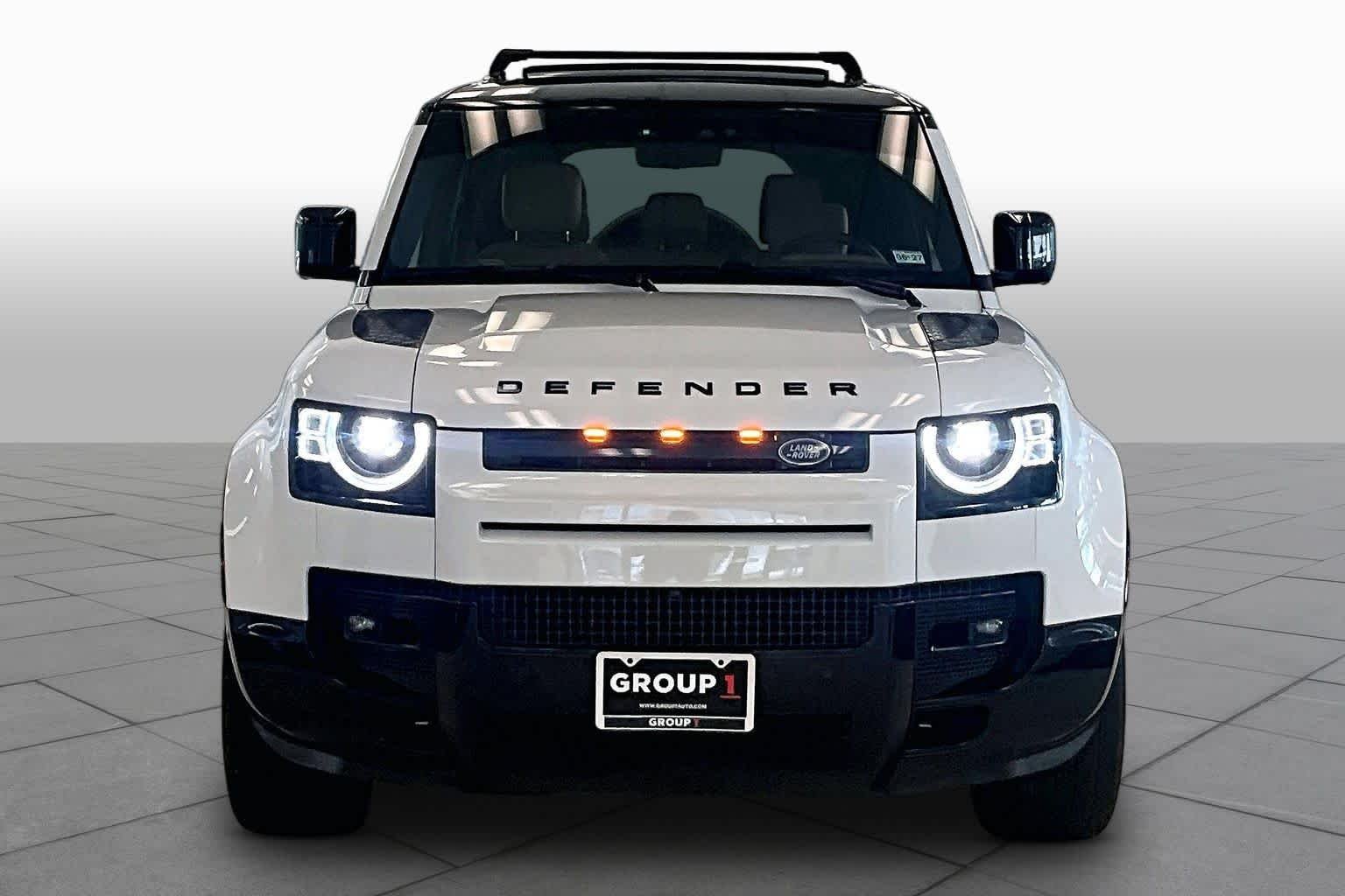 Used 2025 Fuji White Land Rover X-Dynamic SE image 3