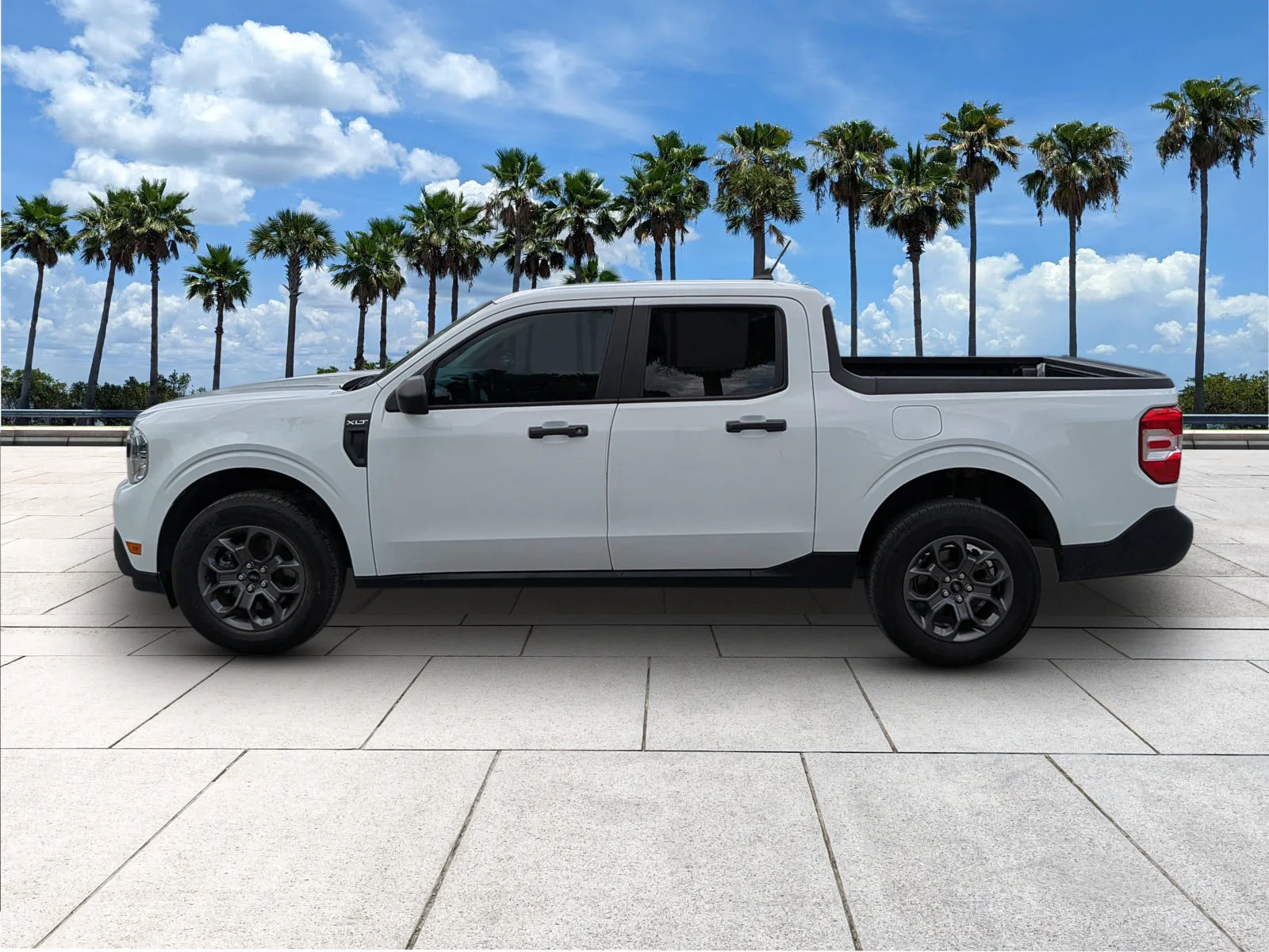 Certified Used 2024 Oxford White Clearcoat Ford XLT image 4