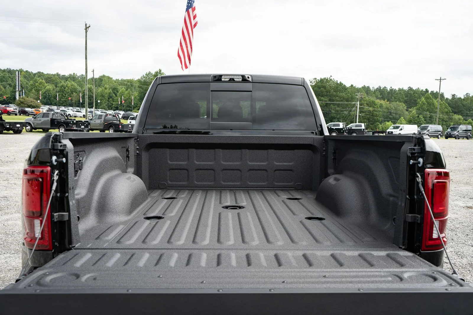New 2026 Diamond Black Crystal Pearl-Coat Exterior Paint RAM Laramie image 18