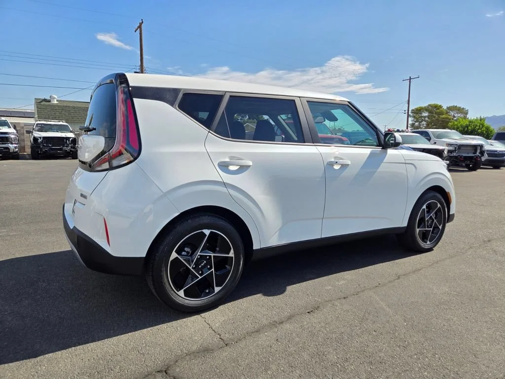 Used 2025 Snow White Pearl Kia EX image 6