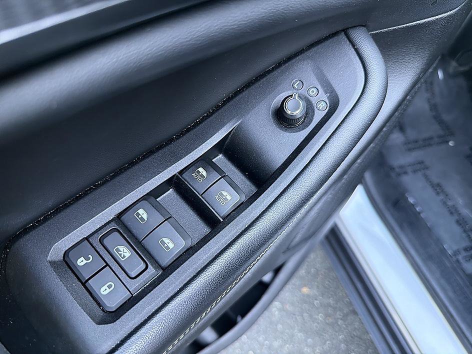 Used 2024 Silver Zynith Jeep Altitude image 10
