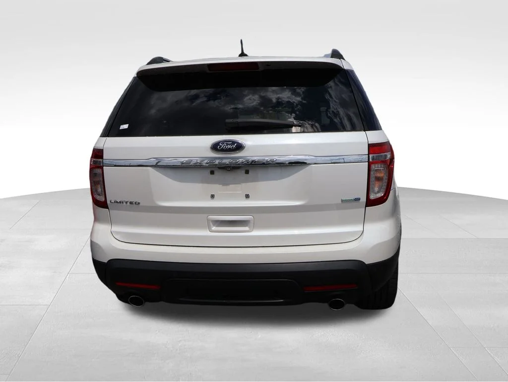 Used 2014 White Platinum Clearcoat Metallic Ford Limited image 17