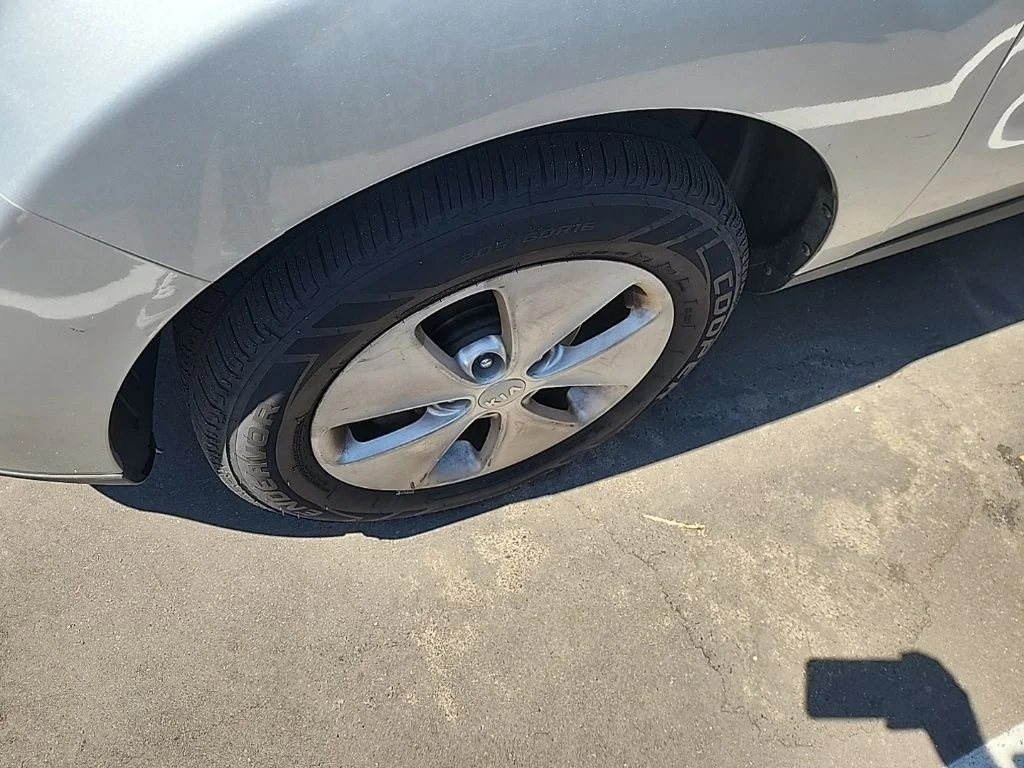 Used 2014 Silver Kia Base image 8