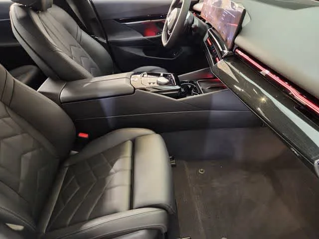 Used 2025 Mineral White Metallic BMW 530i image 3