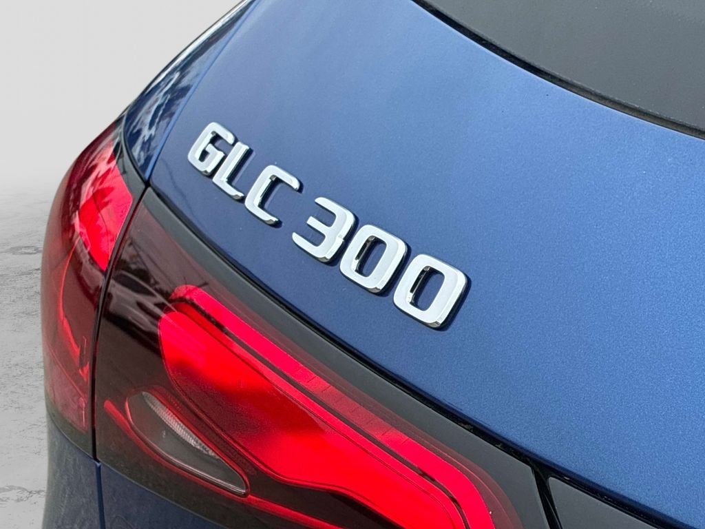Used 2025  Mercedes-Benz GLC 300 image 12
