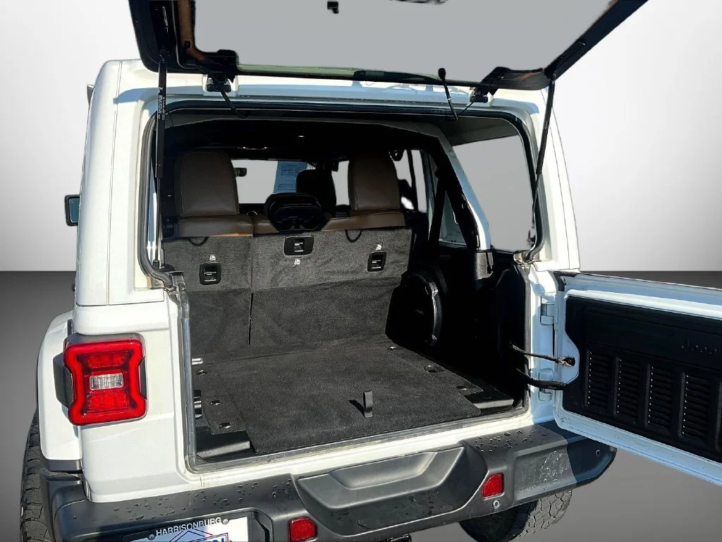 Used 2022 White Jeep Unlimited Sahara image 7