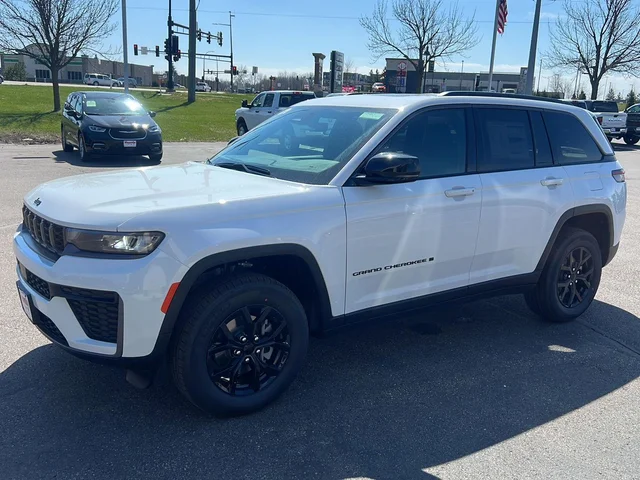 2026 Jeep Grand Cherokee Laredo Altitude
