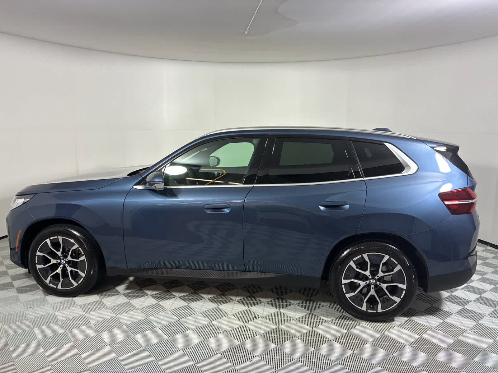 New 2026 Tanzanite Blue II Metallic BMW 30 xDrive image 2