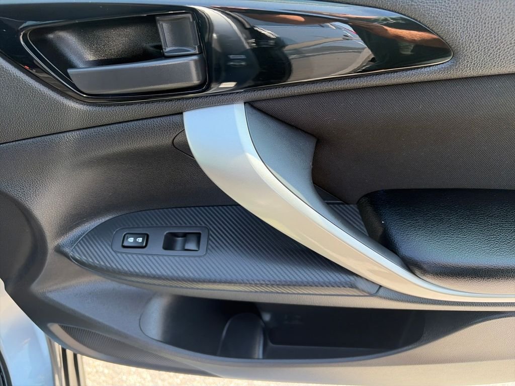 Used 2020 Silver Mitsubishi ES image 35