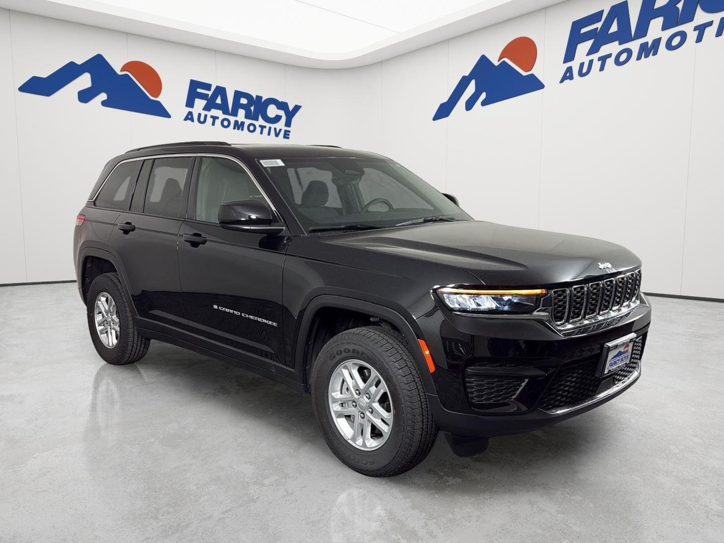 New 2025 Diamond Black Crystal Pearl-Coat Exterior Paint Jeep Laredo image 2